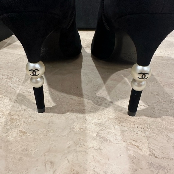 Brand new Chanel Booties in size 41.5 with pearl heel and suede. Never worn!! - Picture 3 of 6